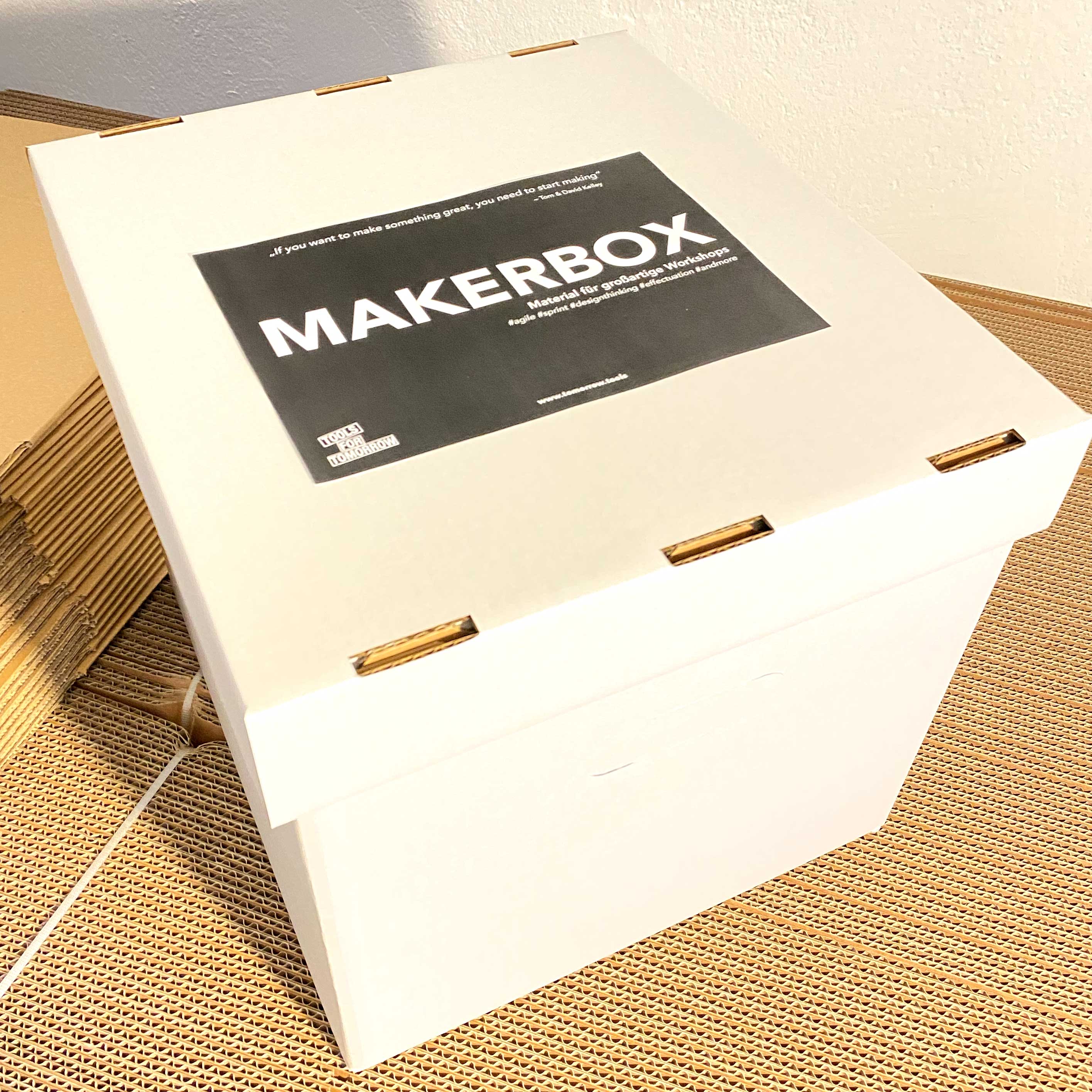 Geöffnete Makerbox mit Workshop- und Prototyping-Material