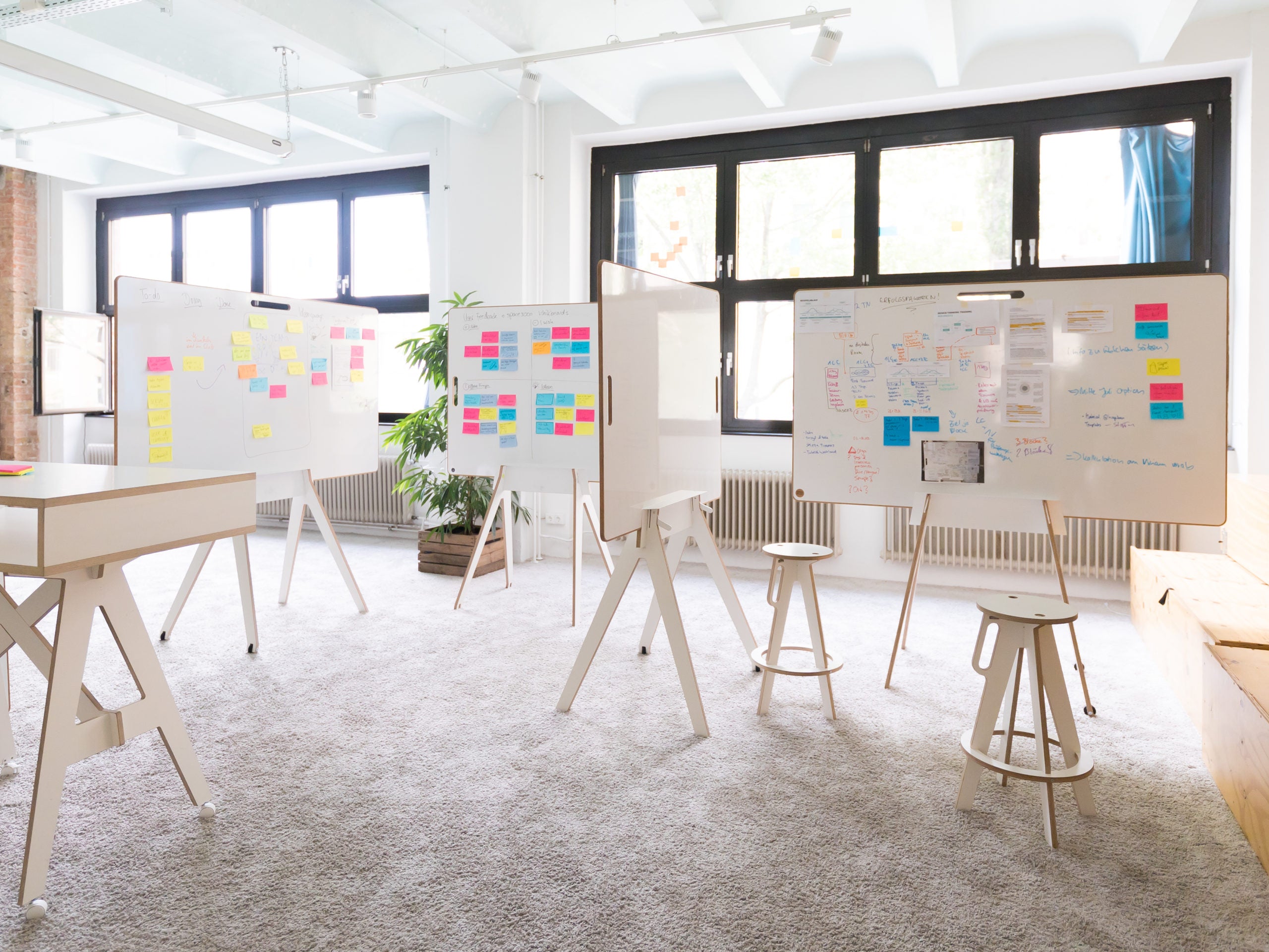 Der flexible Team-Tisch für kreatives Arbeiten + Rollen